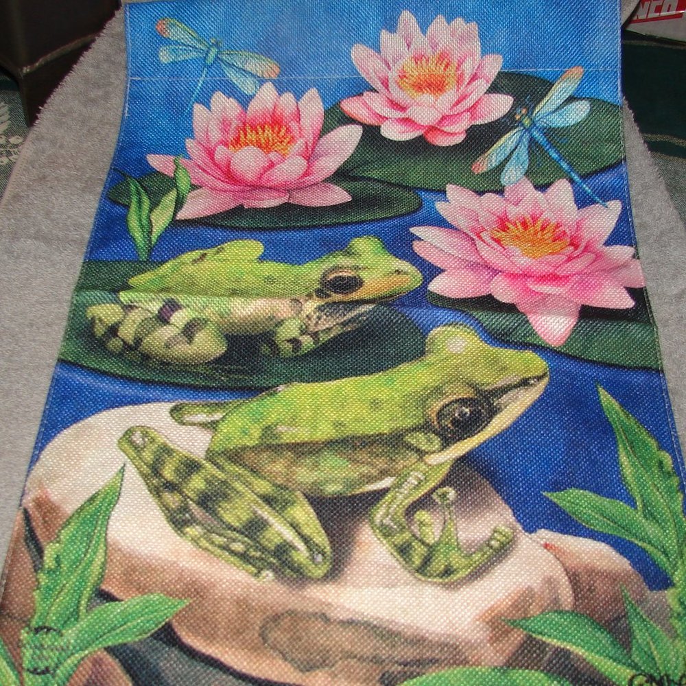 "J2725" Garden Flag with Frogs lily pads